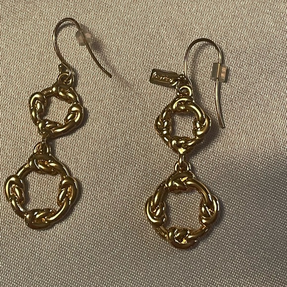 Elegant Gold tone Dangle Earrings.New without tags - Picture 2 of 3